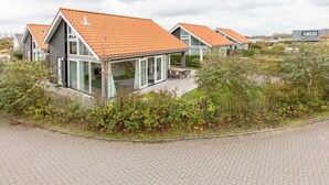 A modern residential area with houses featuring sloped roofs and large windows. - modern comfort, close to the beach. (Renesse)