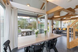Dining - modern comfort, close to the beach. (Renesse)