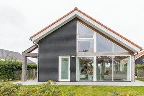 Exterior - Wonderful Beach Holiday Home for 6 (Renesse)