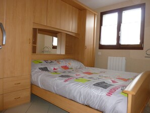 1 bedroom, iron/ironing board, Internet, bed sheets