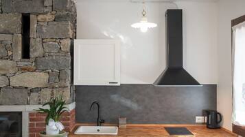 Micro-ondes, lave-vaisselle, chaise haute