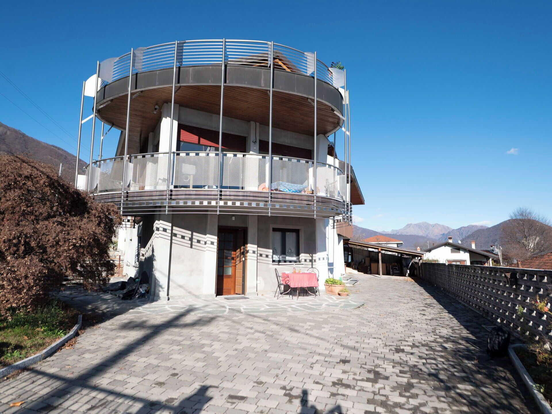 Haus, Wohngebiet, Zuhause, Tür, Veranda, Schatten, Estate, Rasen, Garten, Balkon