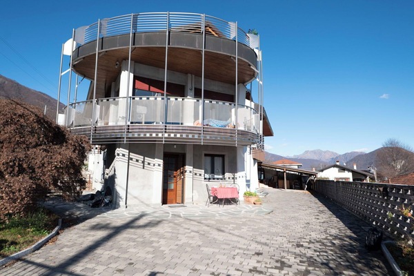 Haus, Wohngebiet, Zuhause, Tür, Veranda, Schatten, Estate, Rasen, Garten, Balkon