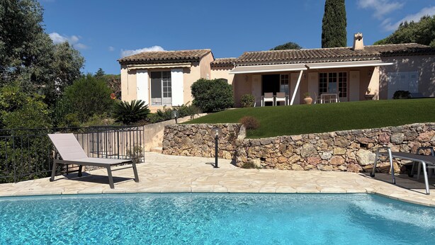 A house with a swimming pool, stone walls, and a garden. - Dream villa with sea view and private pool in the gulf of Saint-Tropez (Grimaud)