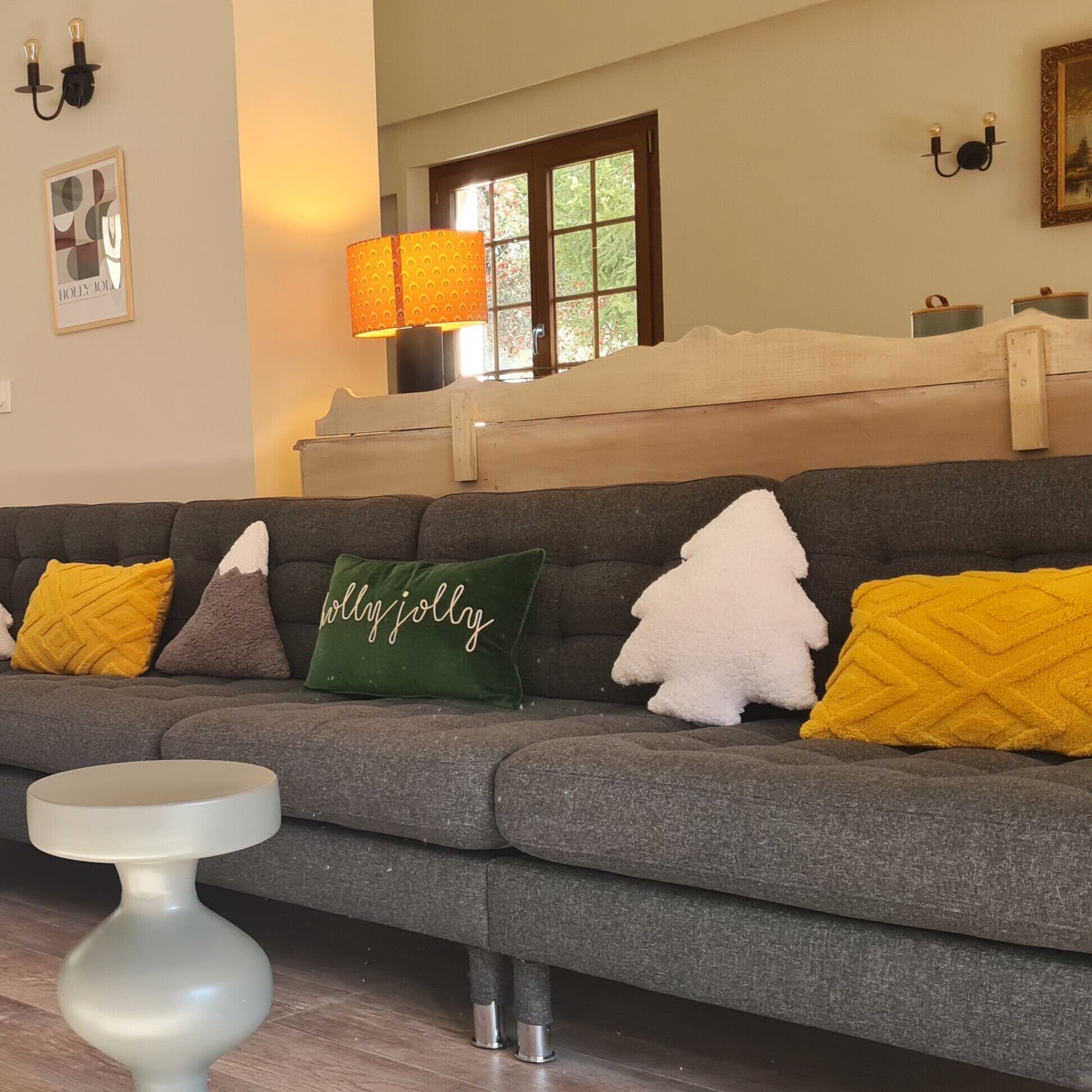 TV connectée, baby-foot, livres, chaîne hi-fi