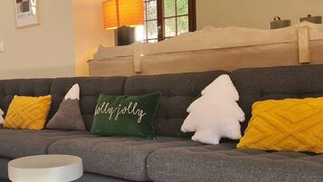 TV connectée, baby-foot, livres, chaßne hi-fi