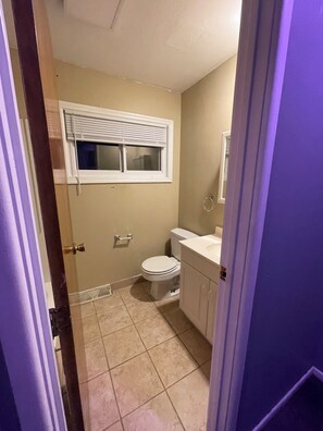 Jetted bath, hair dryer, bidet, towels - Charming 3-bedroom house with AC in beautiful Columbus (Reynoldsburg)