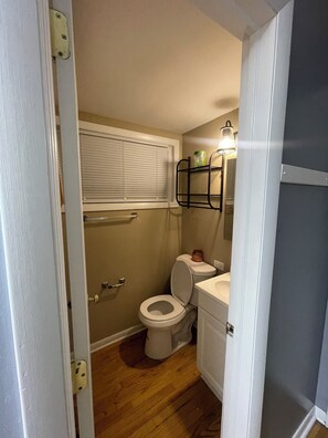 Tina de hidromasaje, secadora de cabello, bidet, toallas 