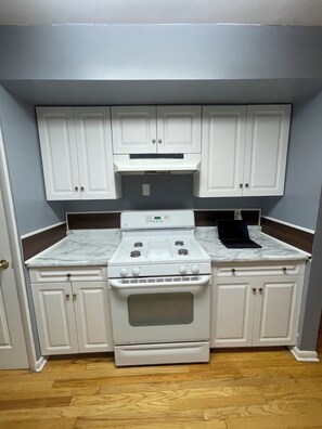 Private kitchen - Charming 3-bedroom house with AC in beautiful Columbus (Reynoldsburg)
