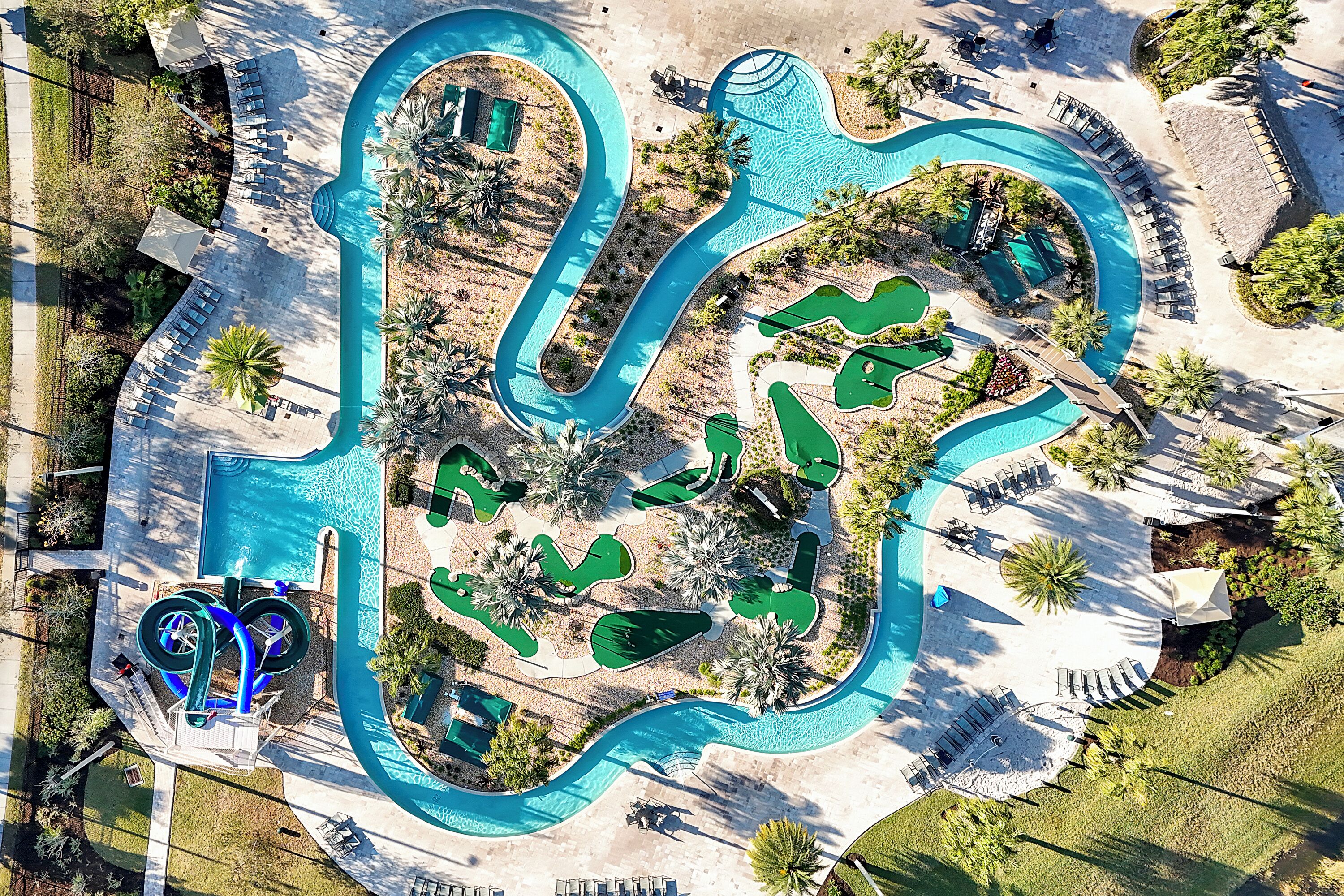 Utendørsbasseng og et oppvarmet basseng