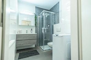 Basic Apartment | Bathroom | Shower, free toiletries, hair dryer, towels - Nice 1BR 1LR Apartment City Center (Wien)