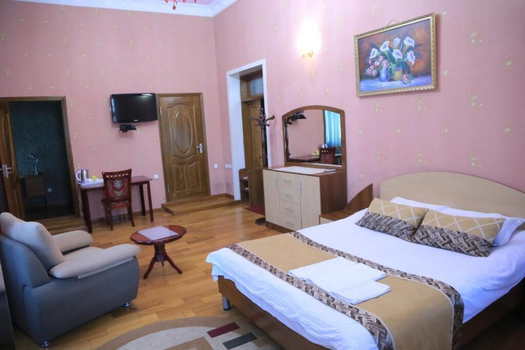 Quarto casal | Cofres nos quartos, cortinas blackout, Wi-Fi de cortesia