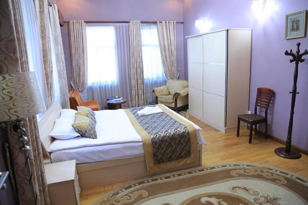 Quarto casal luxo, sacada, vista para o pátio | Cofres nos quartos, cortinas blackout, Wi-Fi de cortesia