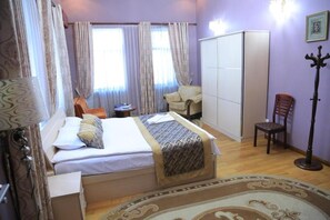 Quarto casal luxo, sacada, vista para o pátio | Cofres nos quartos, cortinas blackout, Wi-Fi de cortesia