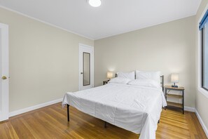Een strijkplank/strijkijzer, wifi, beddengoed
