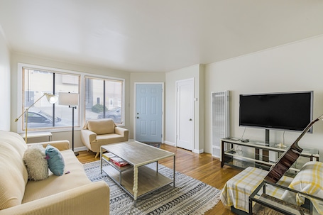 Living area. 3 Bedroom/ 2Bathroom House, Walkable to BART, Free parking, Game Room, and Views
