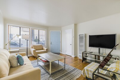 3 Bedroom/ 2Bathroom House, Walkable to BART, Free parking, Game Room, and Views