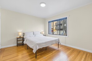 Silitysrauta/-lauta, Wi-Fi, vuodevaatteet