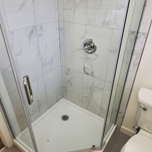 Dusche, Haartrockner, Handtücher, Seife