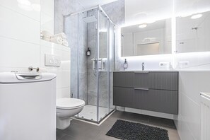 Basic Apartment | Bathroom | Shower, free toiletries, hair dryer, towels - Cozy 1BR 1LR Apartment Balcony City (Wien)