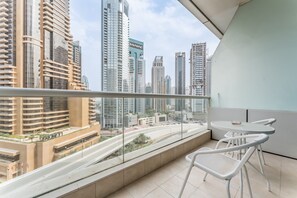 Outdoor dining - Charming Studio, Easy Access to Beach - Botanica Tower, Dubai Marina (Dubai)