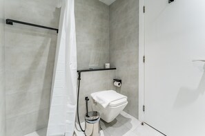 Shower, bidet, towels, soap - Charming Studio, Easy Access to Beach - Botanica Tower, Dubai Marina (Dubai)