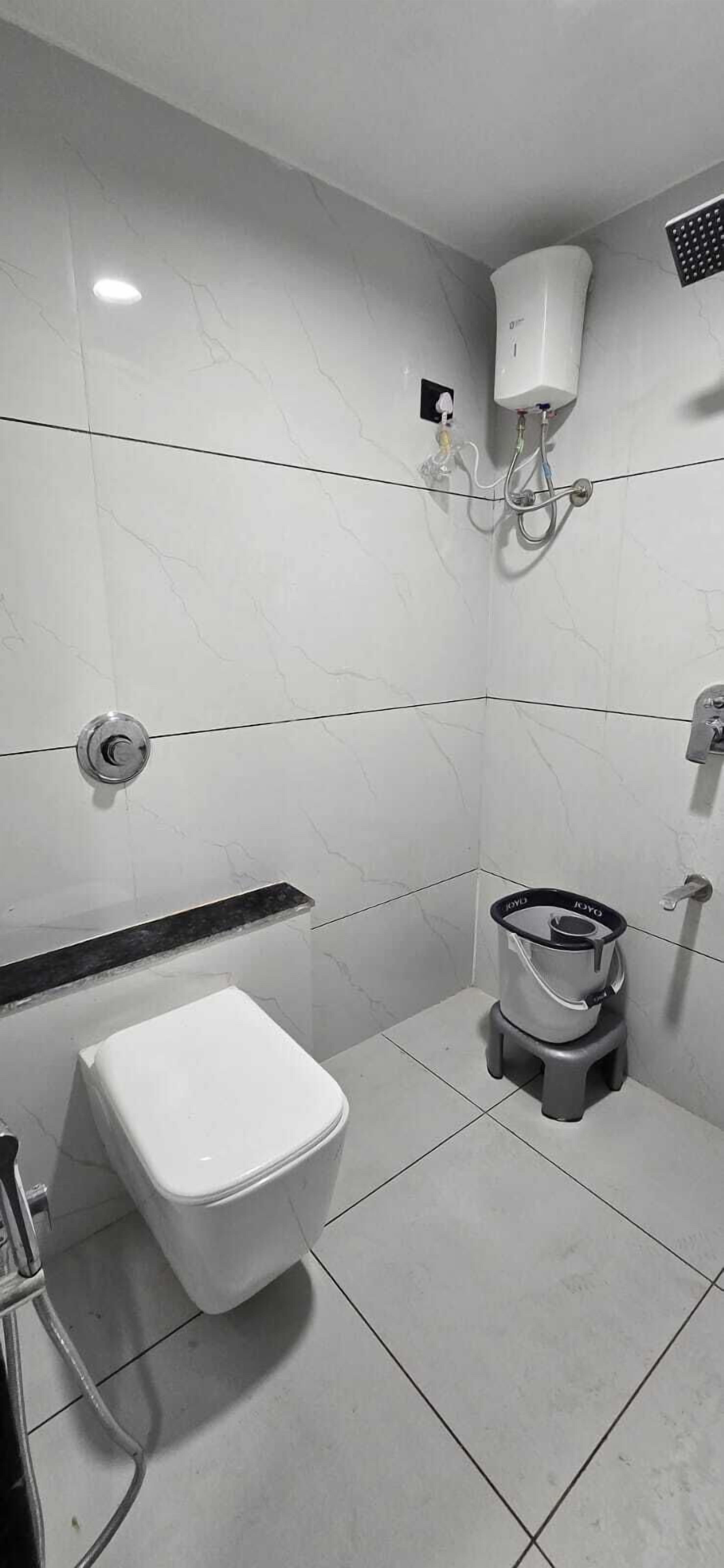 Comfort Triple Room | Bathroom | Slippers, towels, soap, shampoo