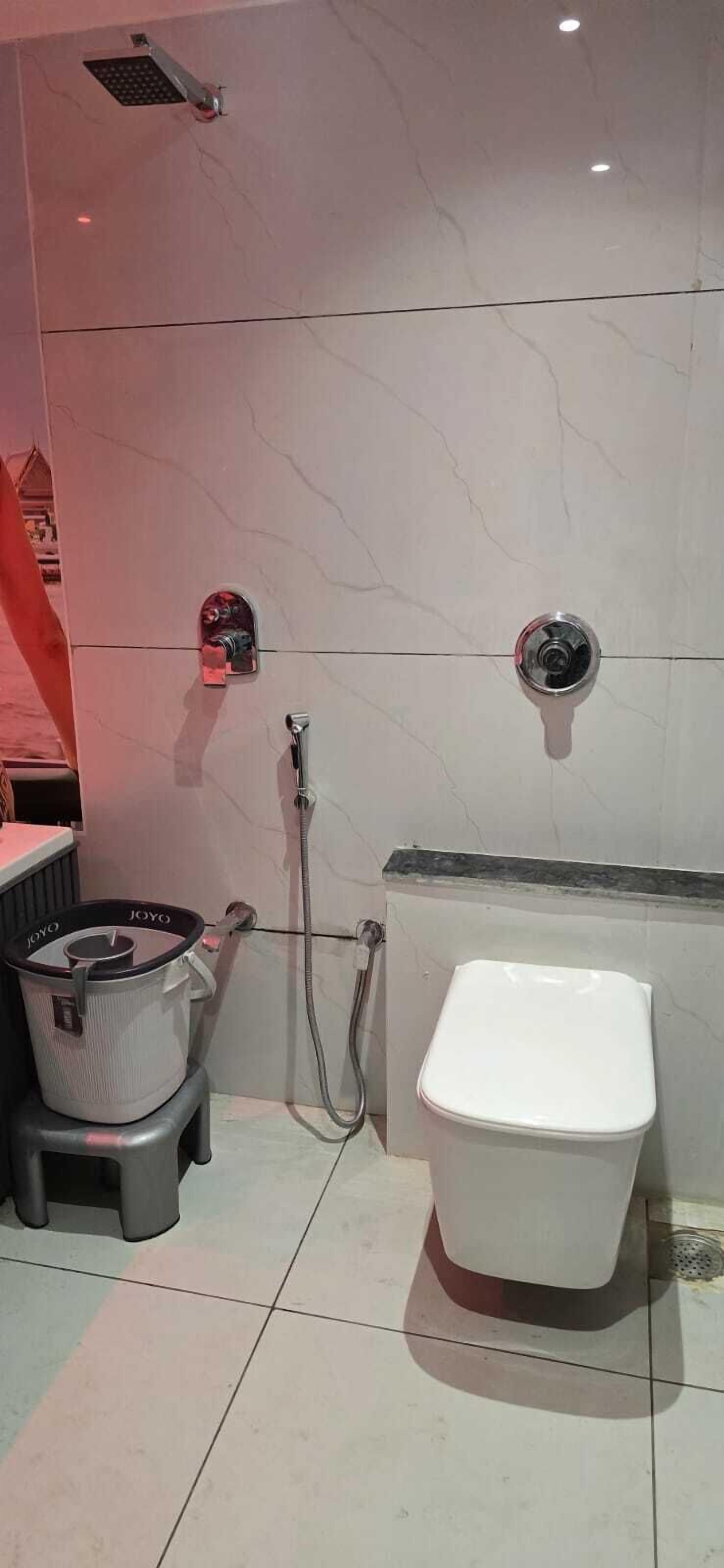 Une salle de bain avec des toilettes, une douche et un lavabo.