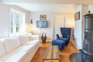 Books, stereo - Vacation home "Lüttje Huus 1875" in Struckum for up to 5 people (Struckum)