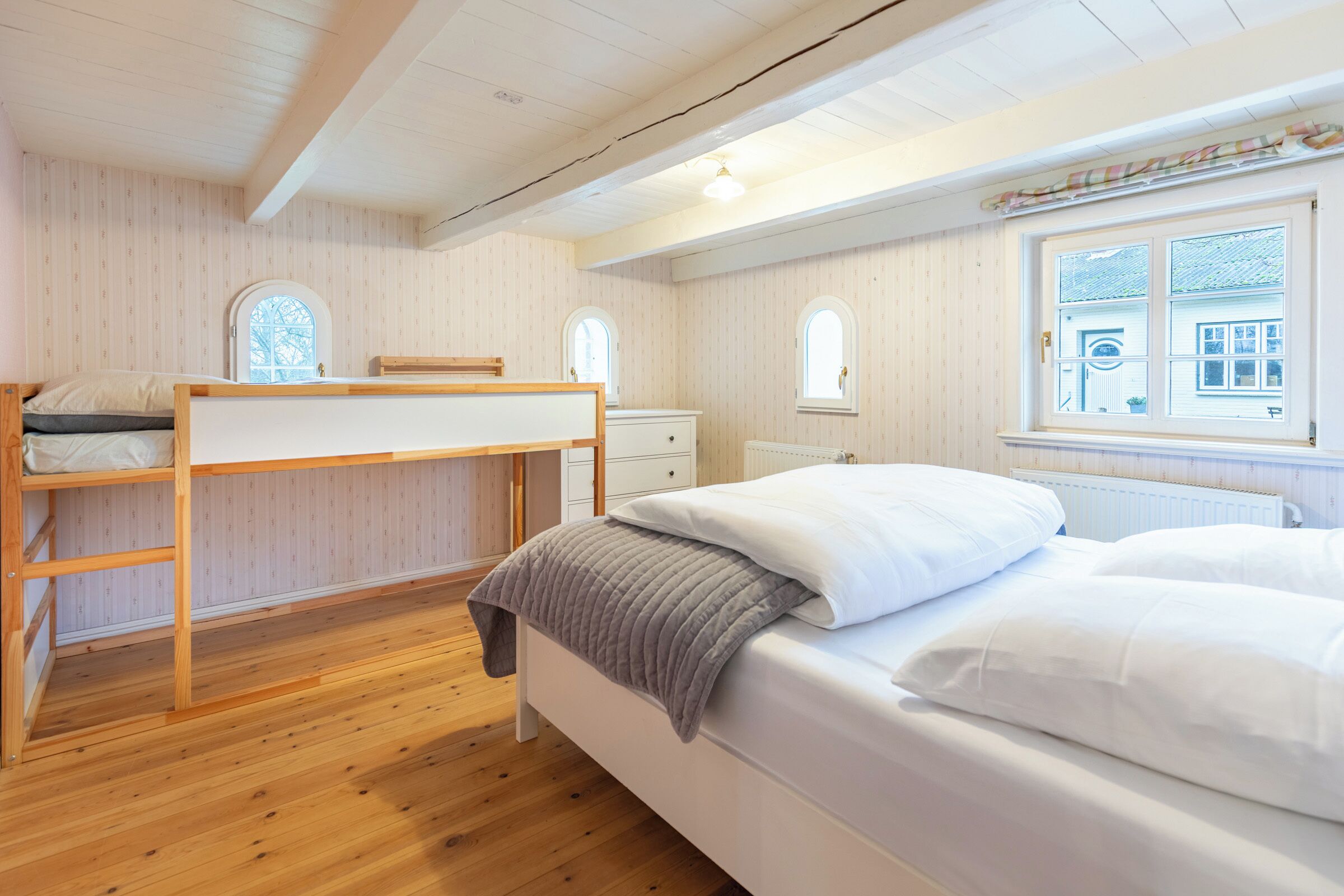 Schreibtisch, Bügeleisen/Bügelbrett, Reisekinderbett, kostenloses WLAN