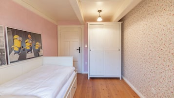 Schreibtisch, Bügeleisen/Bügelbrett, Reisekinderbett, kostenloses WLAN