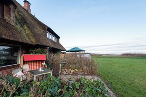 Property grounds - Cozy 3-room vacation apartment on approx. 80 m² for 4 persons. (Wenningstedt-Braderup (Sylt))