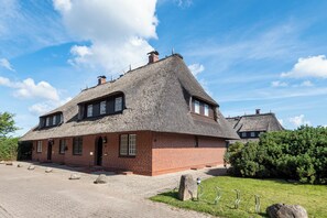 Exterior - Cozy 3-room vacation apartment on approx. 80 m² for 4 persons. (Wenningstedt-Braderup (Sylt))
