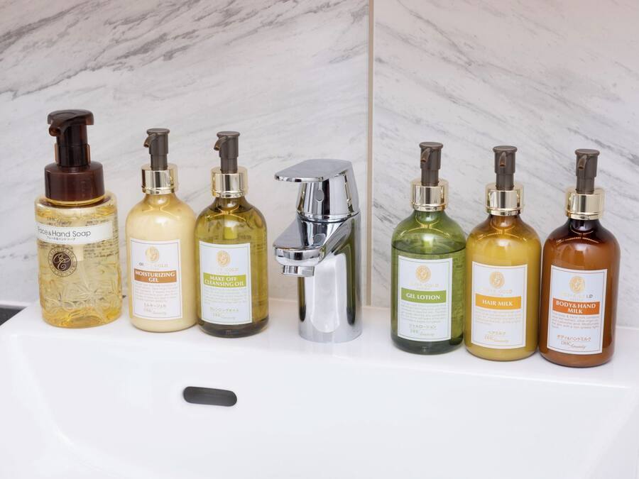 Un lavabo de salle de bain avec divers produits de soins pour la peau.