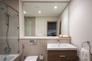 Haartrockner, Bidet, Handtücher, Seife