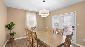 Ferienhaus, Mehrere Betten, Küche, Gartenblick (Tusculum Hilltop Haven) | Speisen