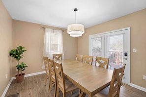 Hus - flere senge - køkken - udsigt til have (Tusculum Hilltop Haven) | Spiseområde