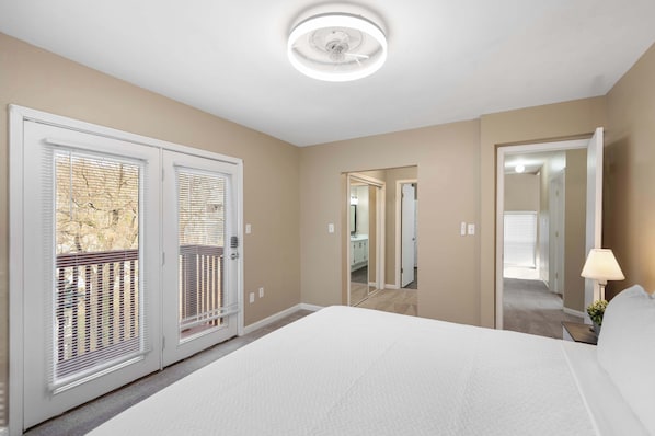 Hus - flere senge - køkken - udsigt til have (Tusculum Hilltop Haven) | 3 soveværelser, individuelt design, individuel indretning, skrivebord