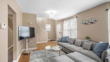 Ferienhaus, Mehrere Betten, Küche, Gartenblick (Tusculum Hilltop Haven) | Wohnbereich