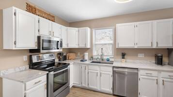 Huis, Meerdere bedden, keuken, uitzicht op tuin (Tusculum Hilltop Haven) | Privékeuken