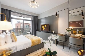 Luxury Studio, Balcony, Canal View - Vogue| Downtown close to Burj Khalifa | Dubai Mall (Dubai)