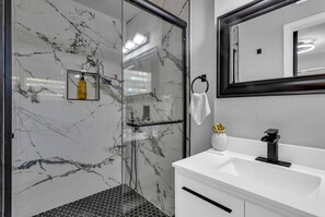 Shower, hair dryer, towels, soap - Backyard Zen  Retreat with Modern Vibe (Tampa)