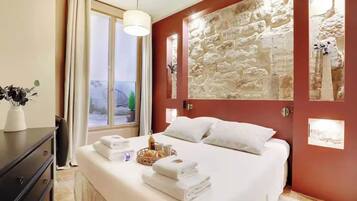 4 habitaciones y espacio para trabajar con laptop