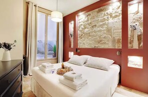 Apartment | 4 bedrooms, laptop workspace, iron/ironing board, bed sheets - Superb Air-conditioned Apartment in the Center of Paris/le Marais (Paris)