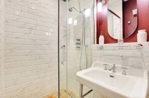 アパートメント | バスルーム | ヘアドライヤー、タオル、石鹸、シャンプー