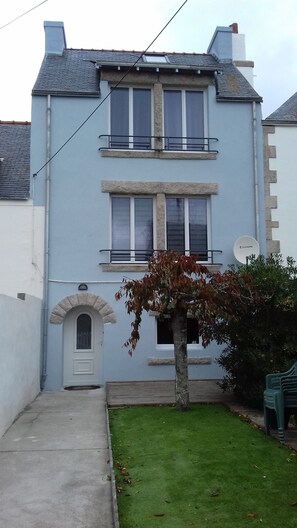 Exterior - The beach at the end of the street (Treffiagat)