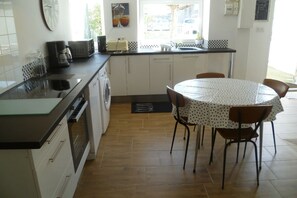 Microwave, oven, stovetop, dishwasher - The beach at the end of the street (Treffiagat)