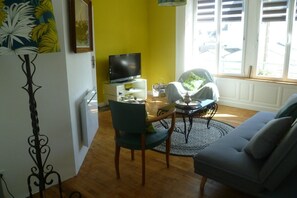 TV - The beach at the end of the street (Treffiagat)