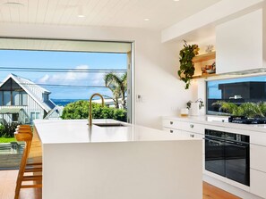 Réfrigérateur, micro-ondes, plaque de cuisson, lave-vaisselle