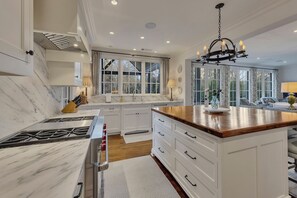 Fridge, microwave, oven, stovetop - World Cup Luxury Estate | Theater | Nature Reserve (Atlanta)